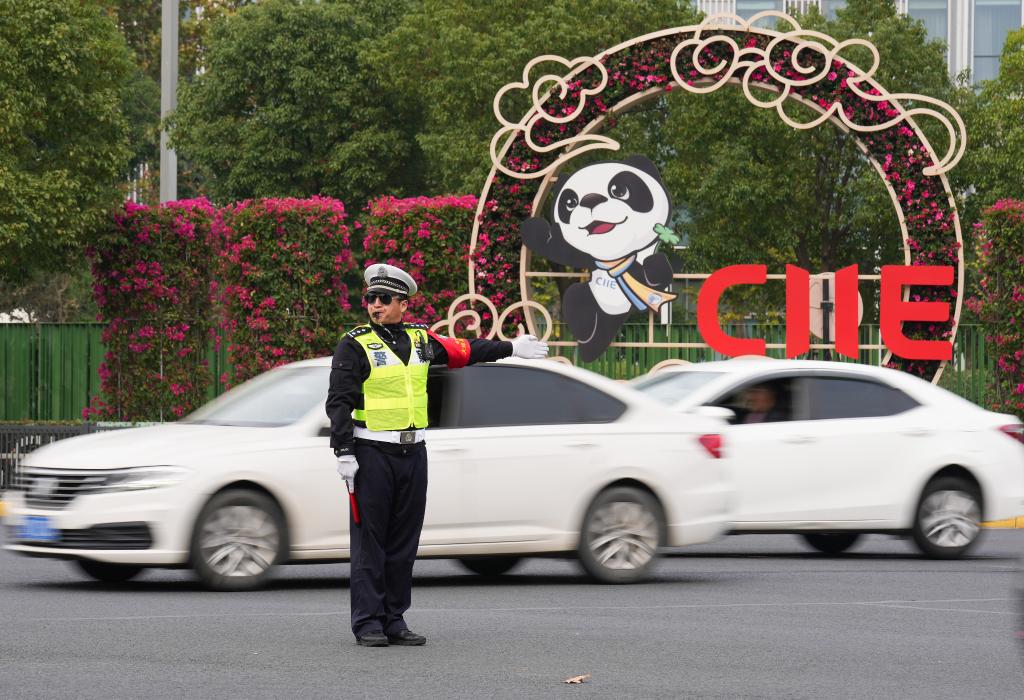 上海公安交警“进博示范岗”在沪亮相