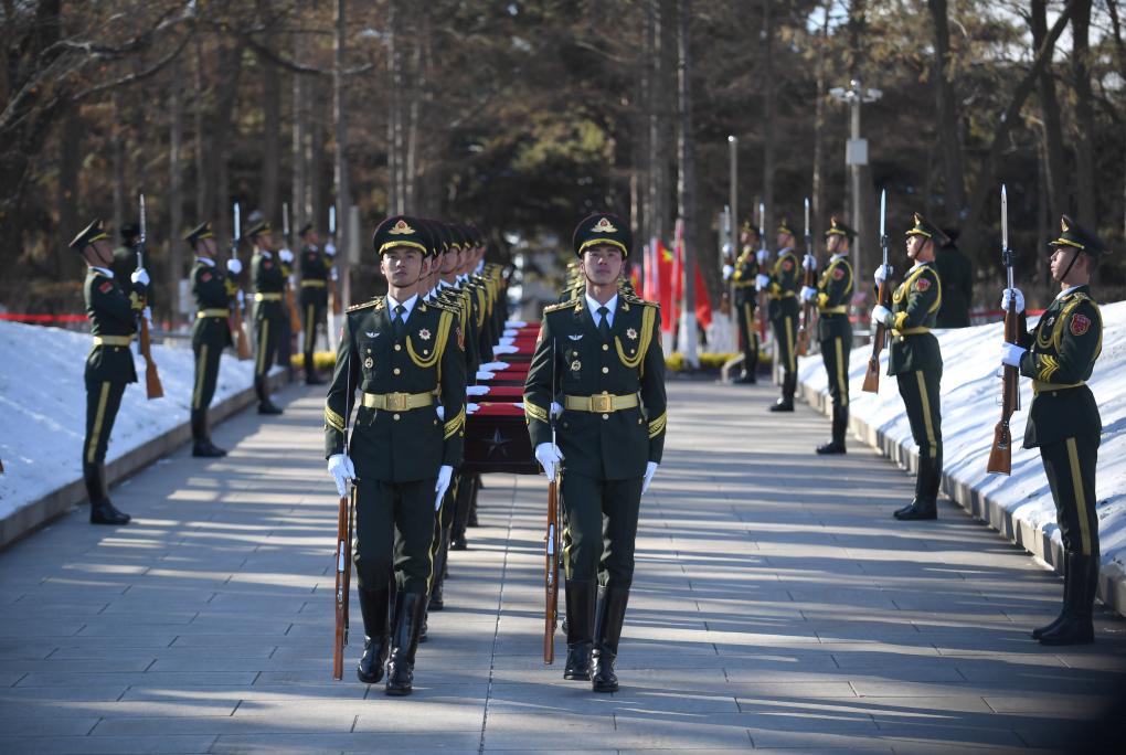 新华全媒+丨第十批在韩中国人民志愿军烈士遗骸安葬仪式在沈阳举行