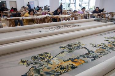 “洋學生”體驗三峽庫區傳統刺繡技藝