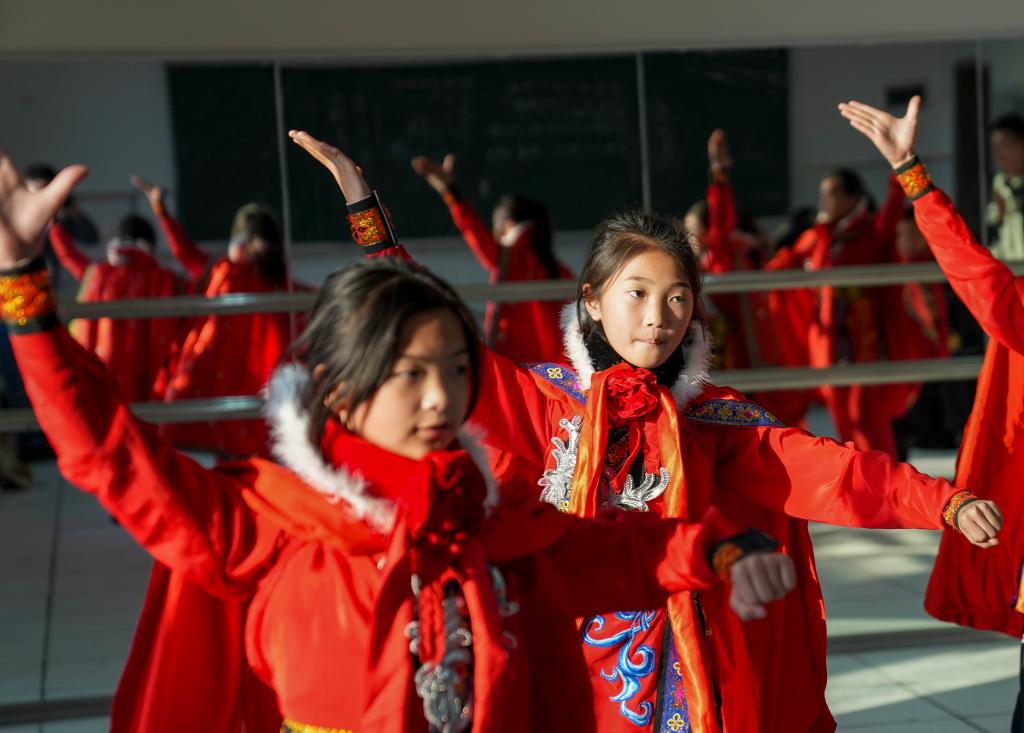 新華全媒+丨重慶小學生：在川劇變臉特色課程中感受中國文化魅力