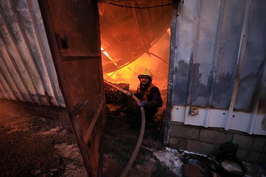 加沙地带一家塑料厂遭遇以军轰炸
