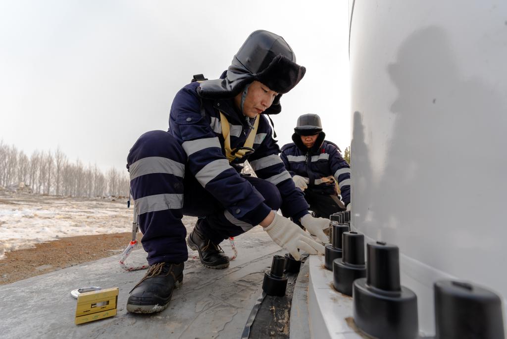 新华全媒+丨冰天雪地 中国最北省份风电机组运行、建设“两头热”