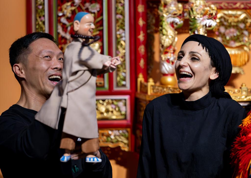 福建泉州：异国木偶遇上“布袋戏”