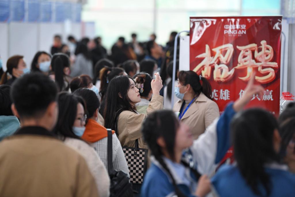 數讀中國這十年丨居民人均可支配收入十年增長超80% 人民生活水平持續改善