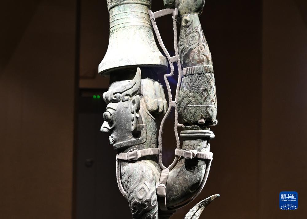 听文物讲故事·解码三星堆丨这尊青铜鸟足神像，印证中华文明多元一体-新华网