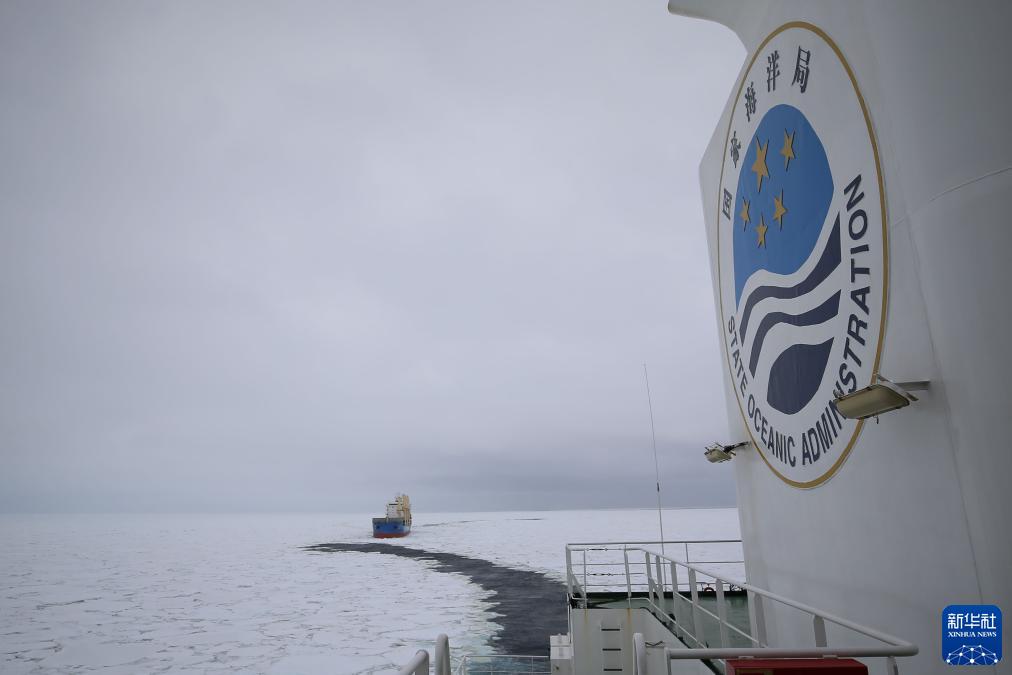 第40次南极考察丨“雪龙2”号和“天惠”轮结伴破冰航行-新华网