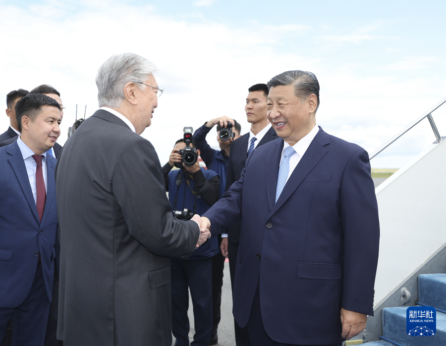 习近平抵达阿斯塔纳出席上海合作组织成员国元首理事会第二十四次会议并对哈萨克斯坦进行国事访问(图2)