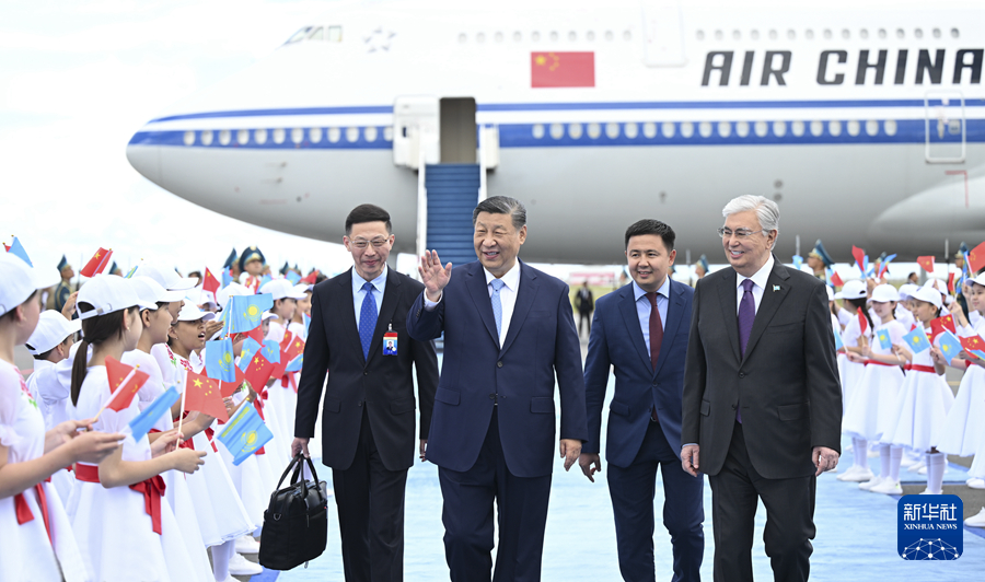 习近平抵达阿斯塔纳出席上海合作组织成员国元首理事会第二十四次会议并对哈萨克斯坦进行国事访问(图4)