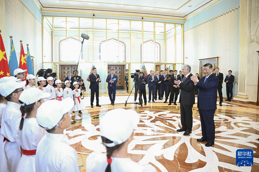 习近平抵达阿斯塔纳出席上海合作组织成员国元首理事会第二十四次会议并对哈萨克斯坦进行国事访问(图5)
