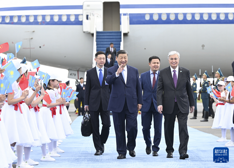 习近平抵达阿斯塔纳出席上海合作组织成员国元首理事会第二十四次会议并对哈萨克斯坦进行国事访问(图3)
