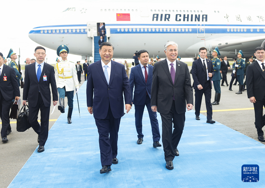 习近平抵达阿斯塔纳出席上海合作组织成员国元首理事会第二十四次会议并对哈萨克斯坦进行国事访问(图1)