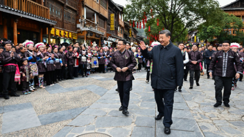 镜观·领航丨我们簇拥在总书记身边