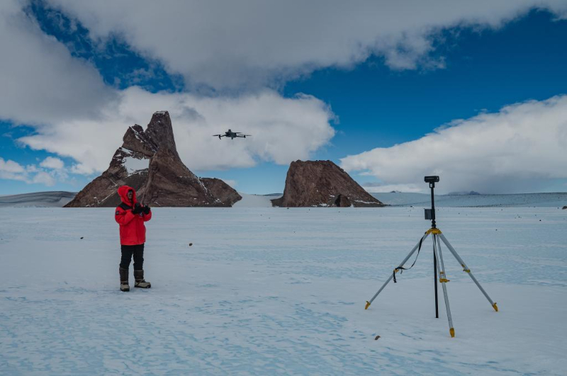 武漢大学南北極科学考察チーム：青春測量で氷漬けの地