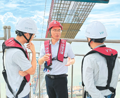 曾炜(中)正在讲解深中大桥建造情况。本文图片均由中交集团提供