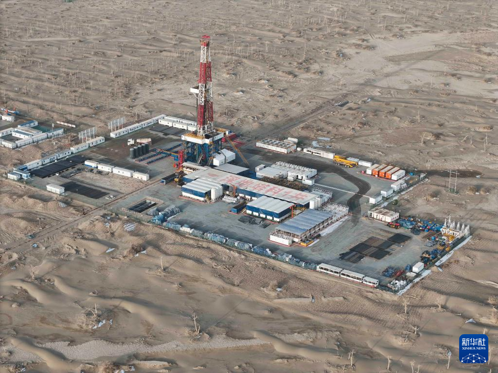 这是2月20日在新疆塔克拉玛干沙漠腹地拍摄的中国石油塔里木油田深地塔科1井(无人机照片)。图片来源:新华社(新华社记者 胡虎虎 摄)