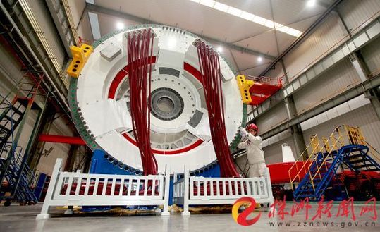 2014年4月22日 株洲基地首台直驱永磁同步风力发电机下线