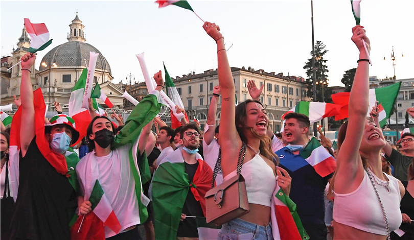 欧锦赛:球迷庆祝意大利队晋级决赛