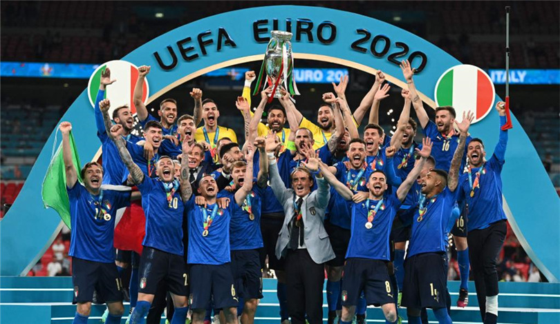欧锦赛:意大利队捧杯