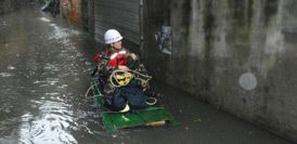 广西暴雨致局地积水超1米 居民乘竹筏脱围