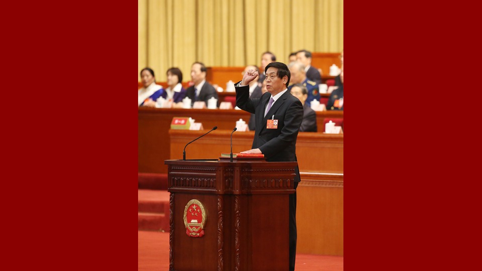 新当选的全国人大常委会委员长栗战书进行宪法宣誓