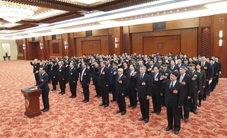 十三届全国人大专门委员会组成人员进行宪法宣誓
