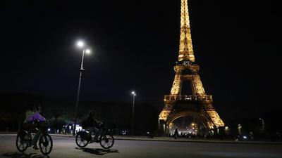 法國：為省電 埃菲爾鐵塔將提前熄燈