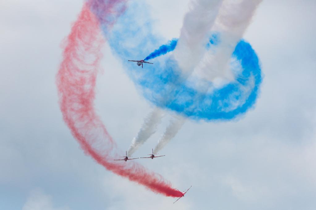 展翼空天 飞向未来——战鹰用壮美航迹庆祝人民空军成立73周年