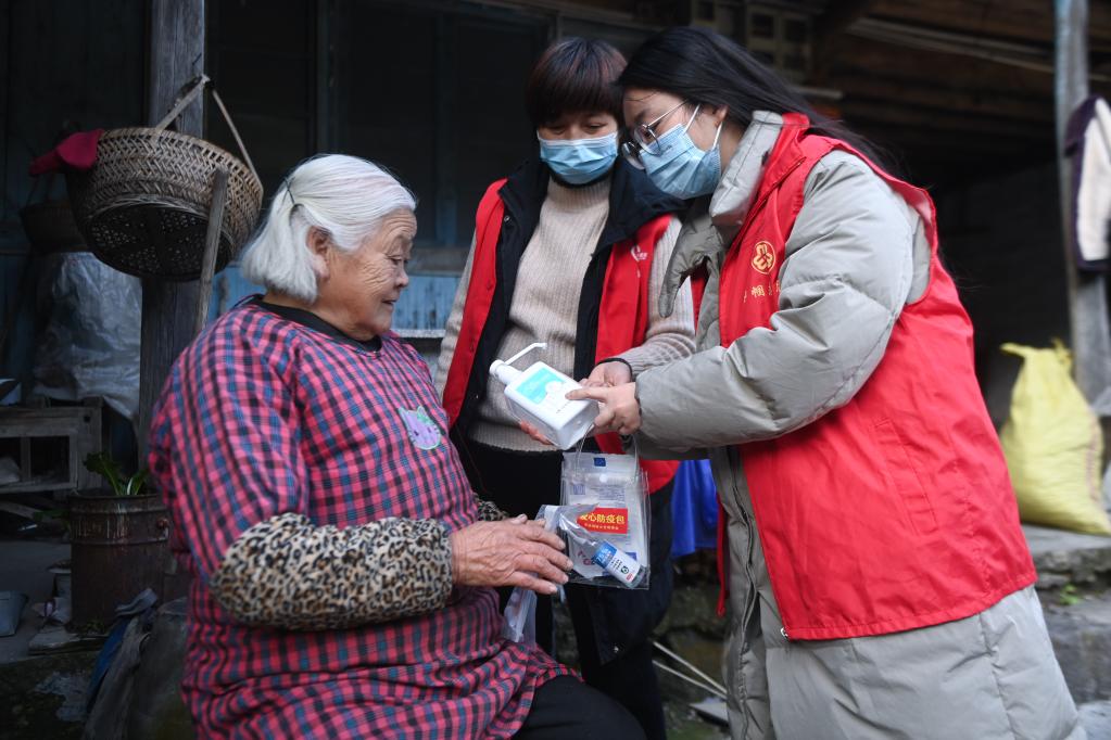 新华全媒＋丨爱心志愿团助力山村“一老一小”医疗保障