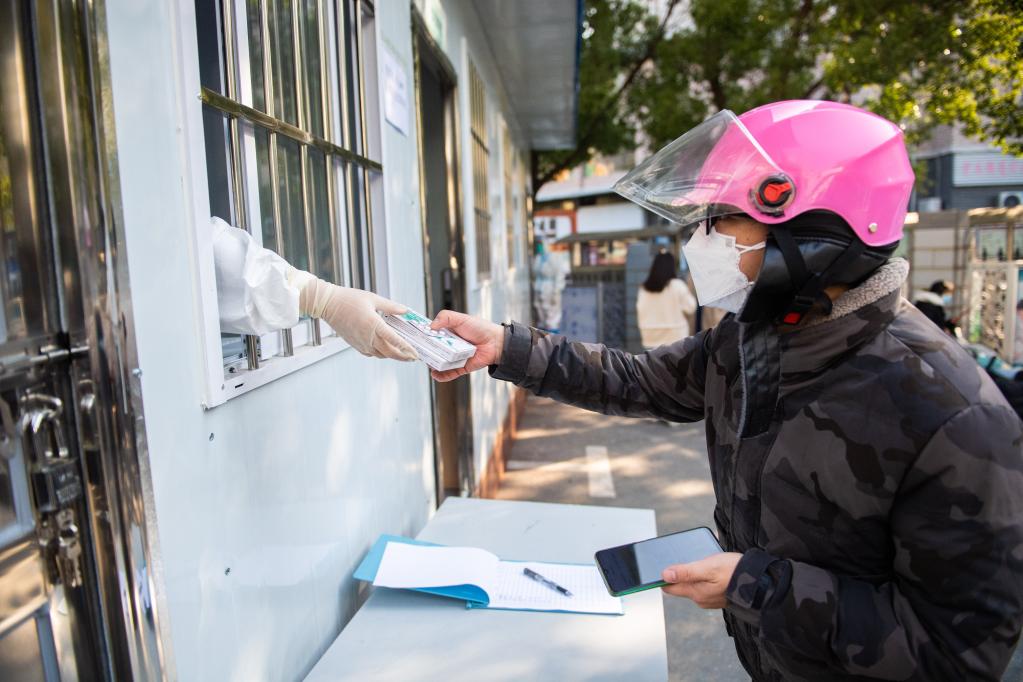 长沙：向市民免费发放首批防疫健康包