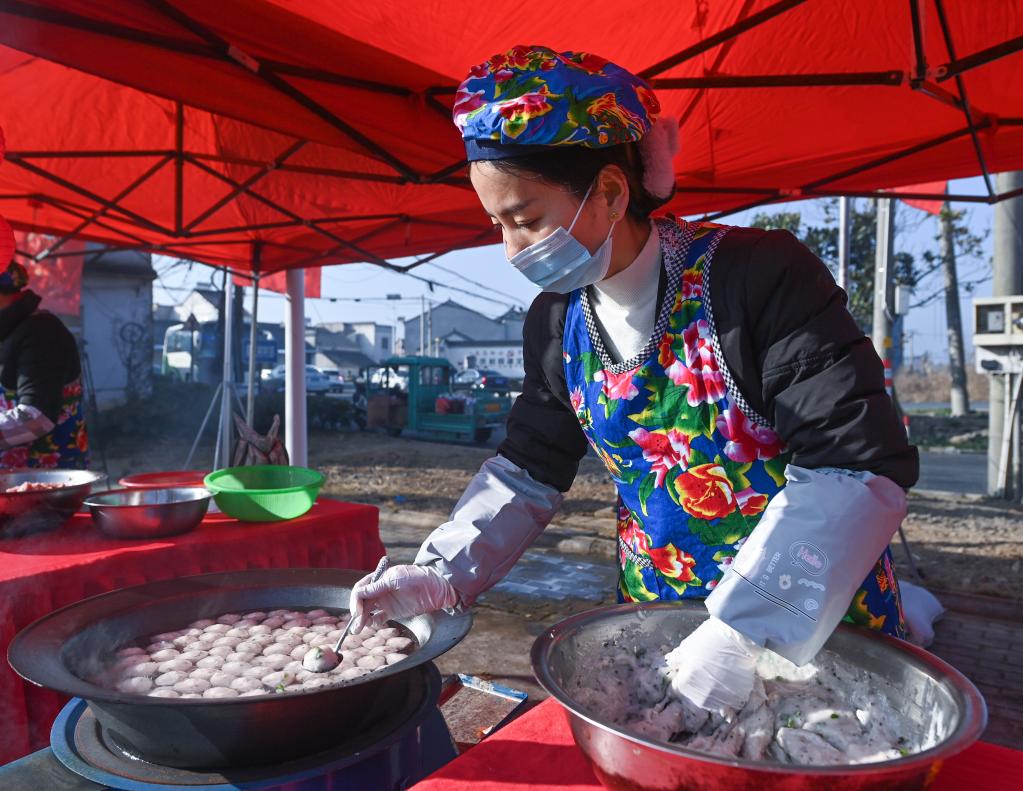 浙江湖州水乡举办“鱼汤饭 品丰年”迎新春活动