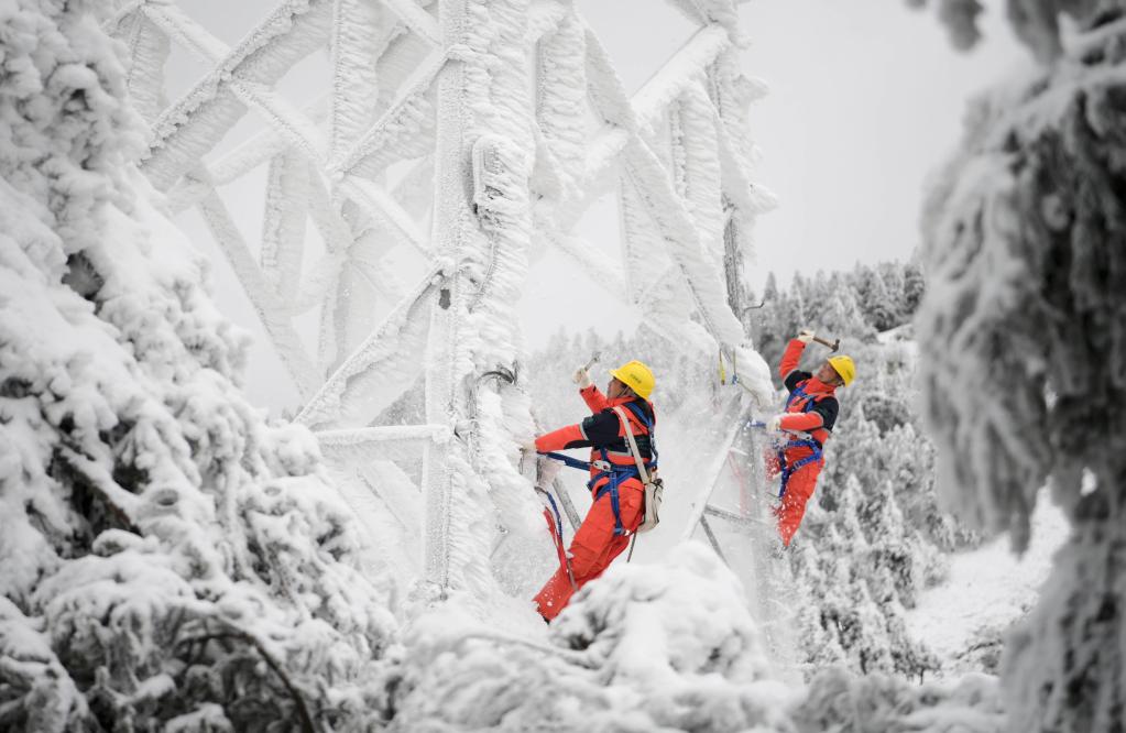 湖北鹤峰：除冰雪保民生