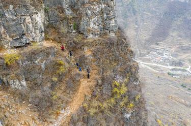 太行山村筑路人：一座山 一条路 一个梦