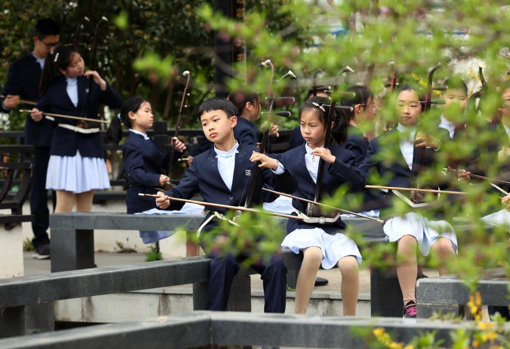 太湖之滨 琴韵悠扬——江苏无锡一所小学推广二胡文化 传承民族艺术