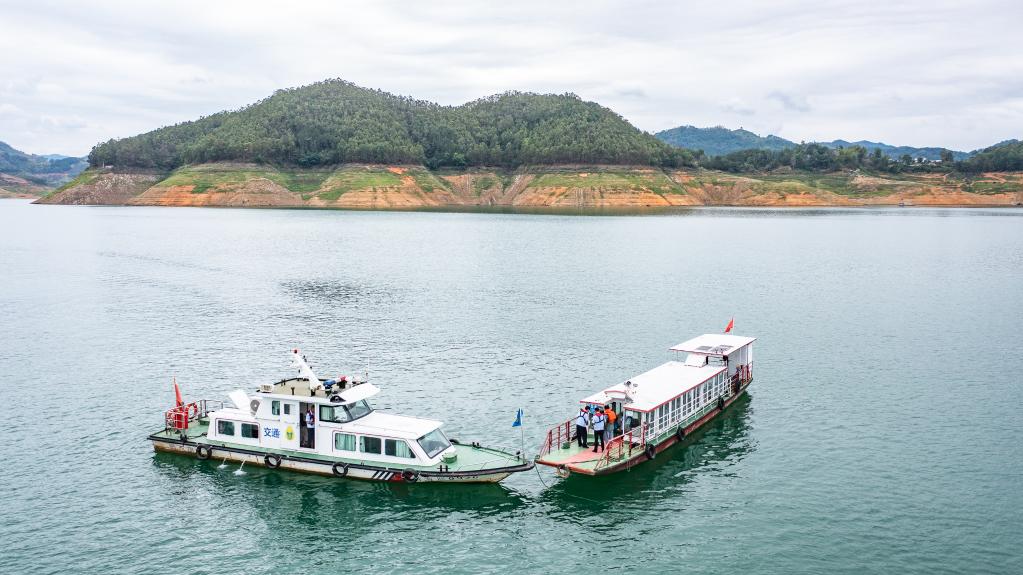 生态治理见成效 万峰湖碧波荡漾景色美