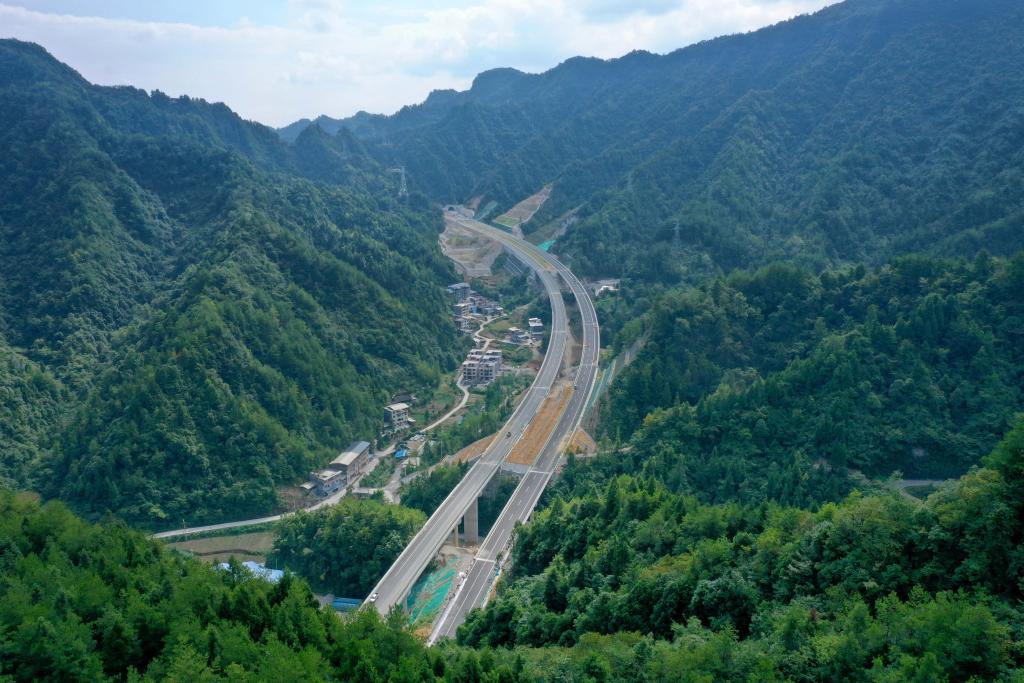 张南高速湖北段即将建成通车