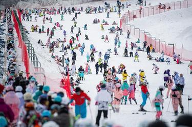 湖北神农架：“华中屋脊”开板迎雪季