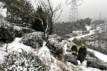 新华全媒+丨大山里，他们爬冰卧雪守护万家灯火