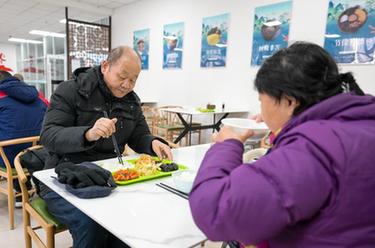 呼和浩特：“为老餐厅”为老年人用餐添便利