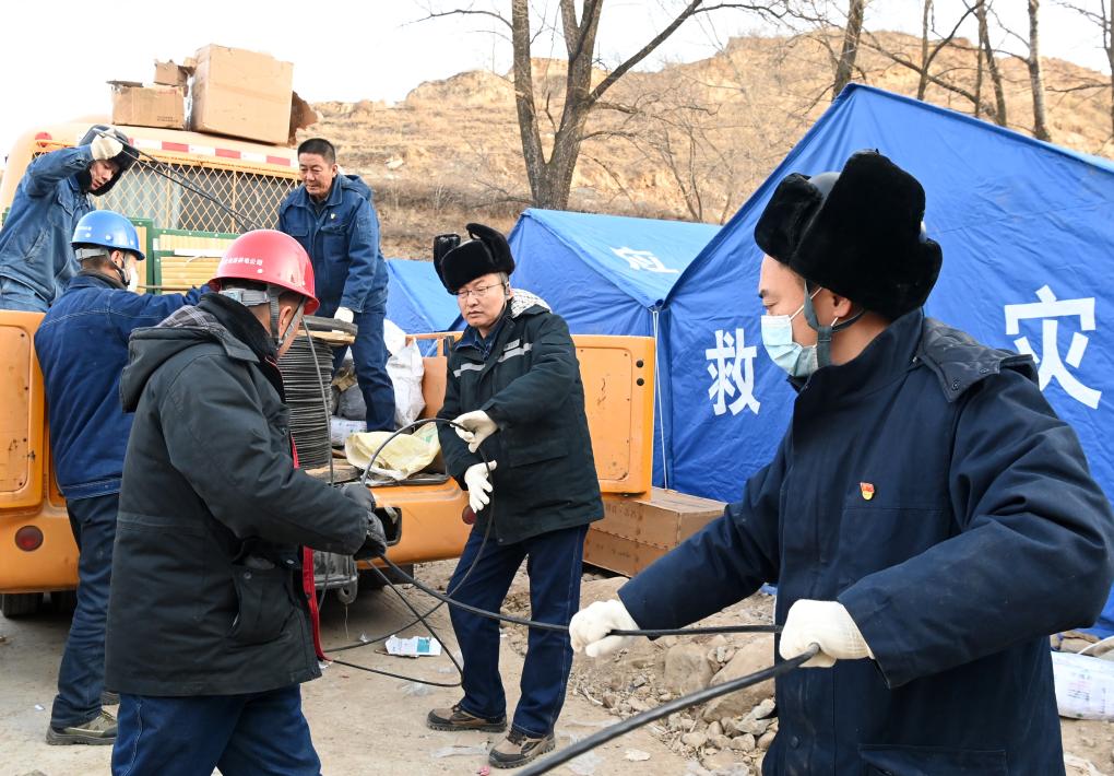 积石山6.2级地震·新华视界丨全力保障安置点群众用电正常