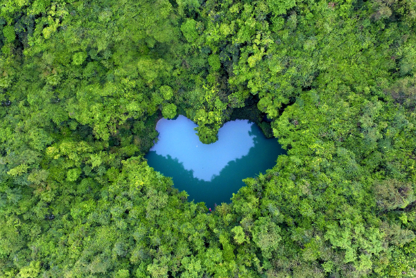 张家界茅岩河景区天心湖崖壁高台跳水挑战活动举行