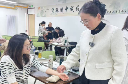 北京医院杨莉萍教授主讲的“凭脉用中成药”培训班在京举办