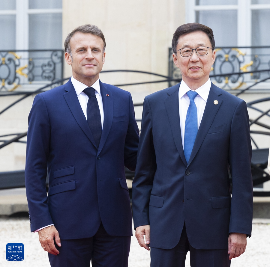 韩正同法国总统马克龙亲切交谈