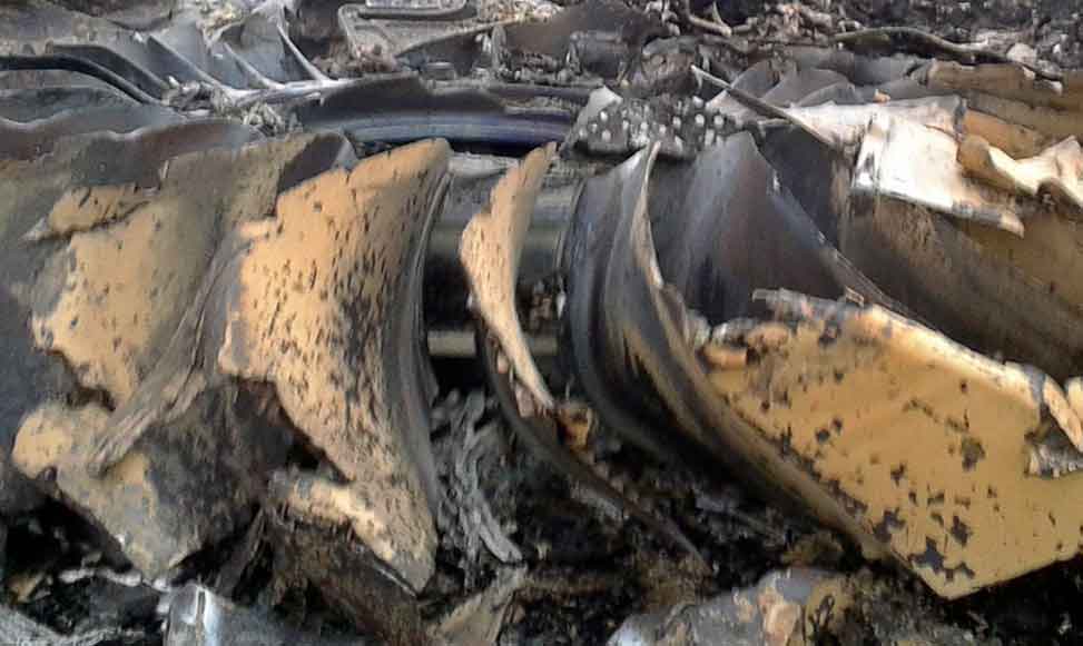 马航客机残骸：疑似弹孔曝光