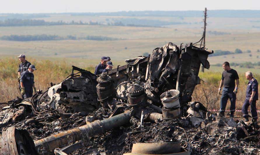 救援人员再在MH17坠毁地点找到21具遗体