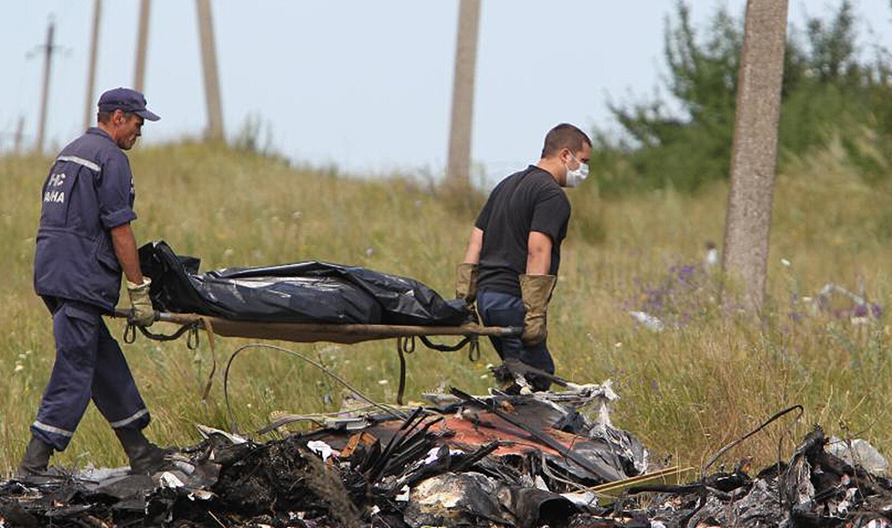 救援人员再在MH17坠毁地点找到21具遗体