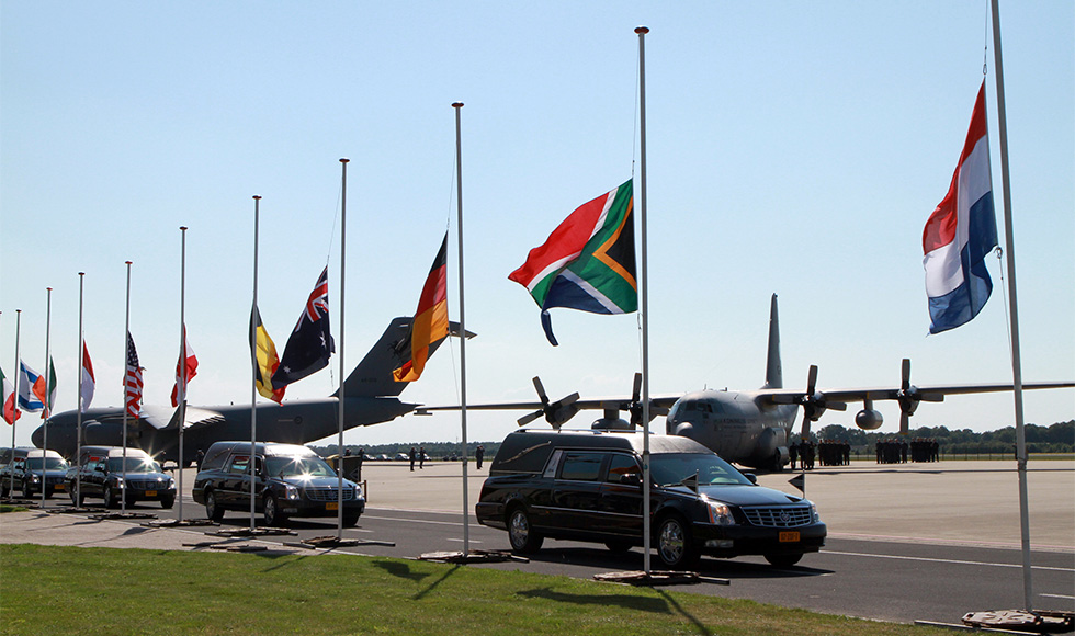 首批马航MH17航班遇难者遗体运抵荷兰