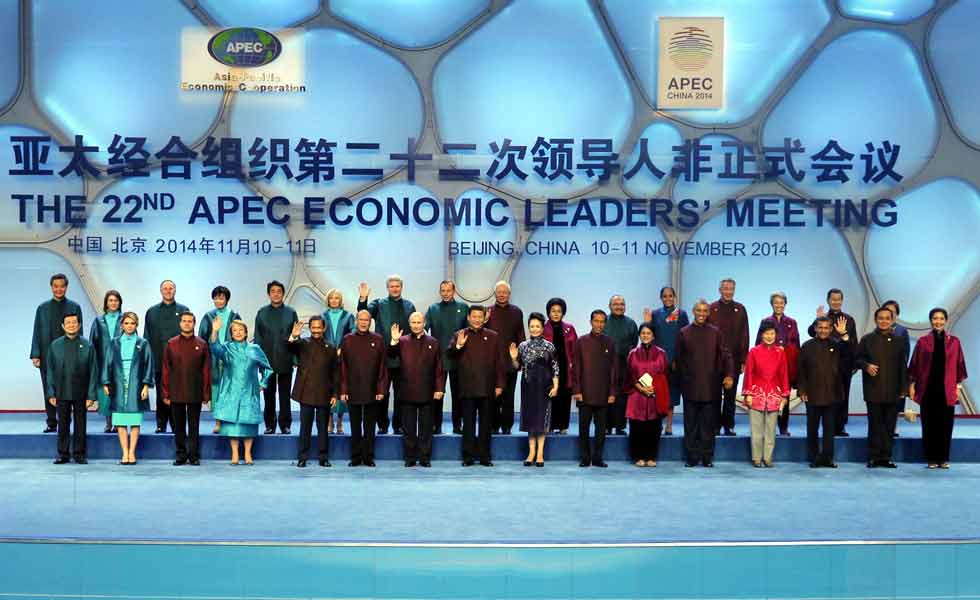 习近平和夫人彭丽媛与APEC各经济体领导人及配偶集体合影