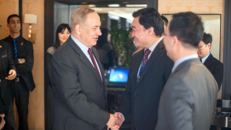 新華網董事長、總裁田舒斌與以色列總理內塔尼亞胡親切交談
