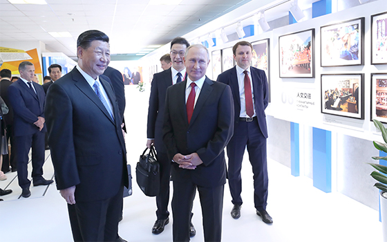 习近平和俄罗斯总统普京共同参观中俄经贸合作图片展