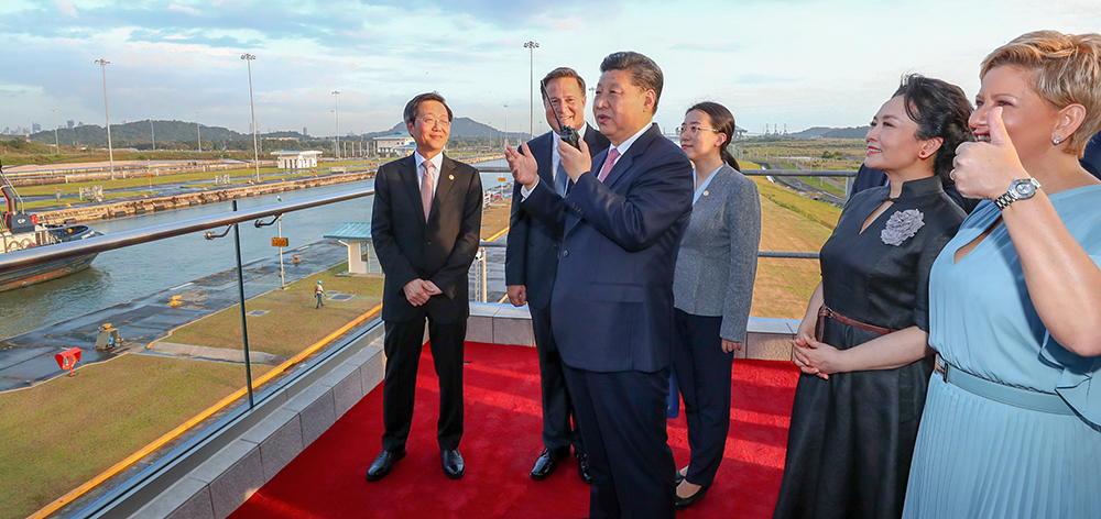 习近平和巴拿马总统巴雷拉共同参观巴拿马运河新船闸